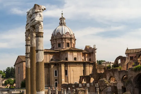 Building ruins and ancient columns in Rome, Italy — Stock Photo, Image