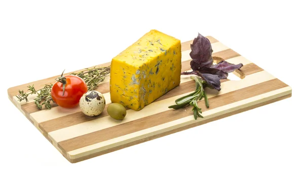 Gelber Käse mit blauem Schimmel — Stockfoto