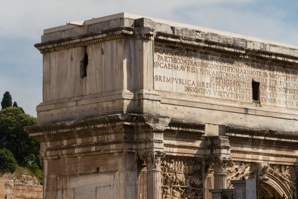 Edifício ruínas e colunas antigas em Roma, Itália — Fotografia de Stock