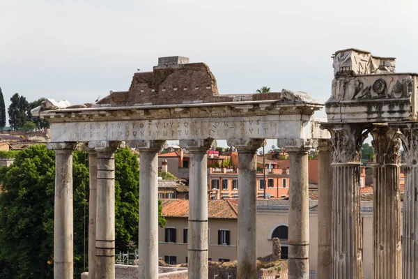 Bina kalıntıları ve antik sütunlar, Roma, İtalya — Stok fotoğraf