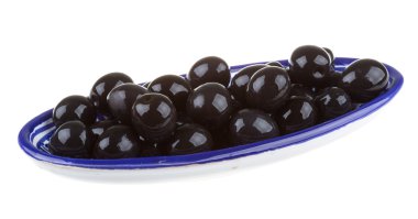 Siyah Zeytin zeytinyağı bir whit izole bir kase ile sulanır.