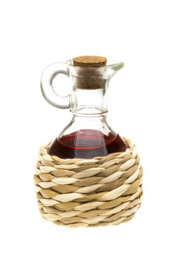 küçük sürahi ile üzerine beyaz izole kırmızı şarap sirkesi