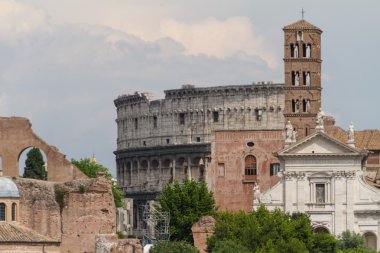 Bina kalıntıları ve antik sütunlar, Roma, İtalya