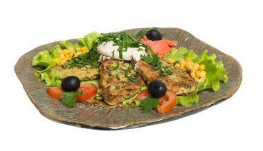 patates somon bir tabak kızarmış pirzola
