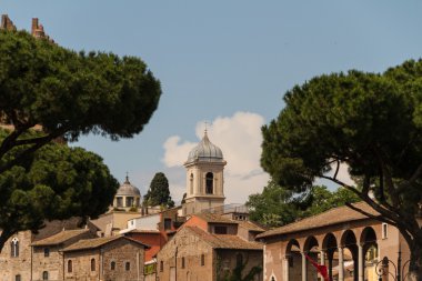 Bina kalıntıları ve antik sütunlar, Roma, İtalya