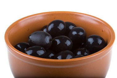 Siyah Zeytin zeytinyağı bir whit izole bir kase ile sulanır.