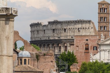Bina kalıntıları ve antik sütunlar, Roma, İtalya