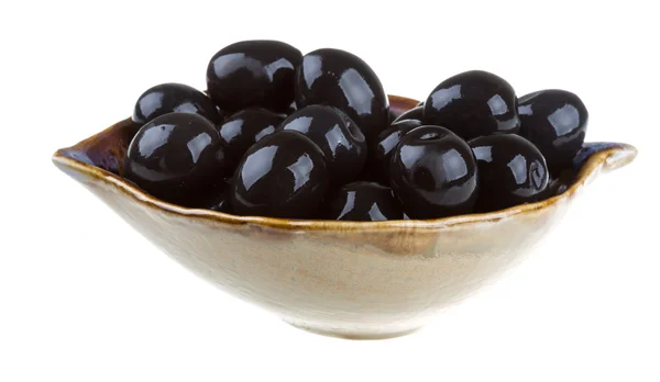 Zaitun hitam disiram dengan minyak zaitun dalam mangkuk terisolasi pada sedikit pun — Stok Foto