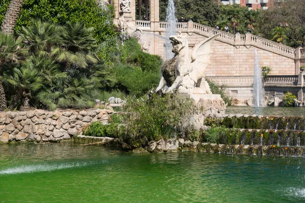 Barcelona ciudadela park tó szökőkúttal a golden quadriga — Stock Fotó