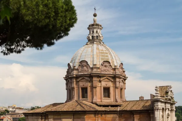 Μεγάλη εκκλησία στο κέντρο της Ρώμης, Ιταλία. — Φωτογραφία Αρχείου
