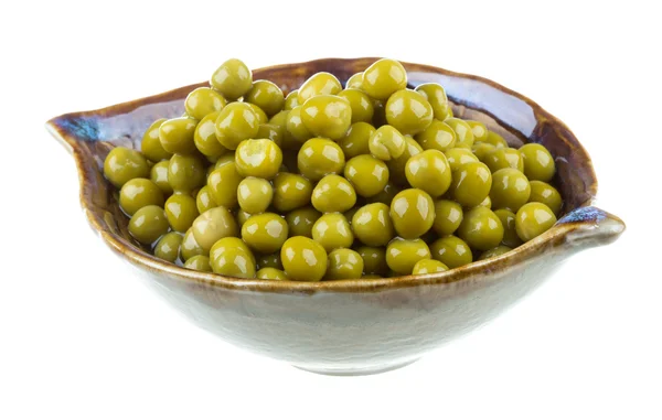 Guisantes verdes, en un tazón, aislado, fondo blanco — Foto de Stock