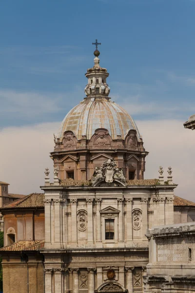Velký kostel v centru Říma, Itálie. — Stock fotografie