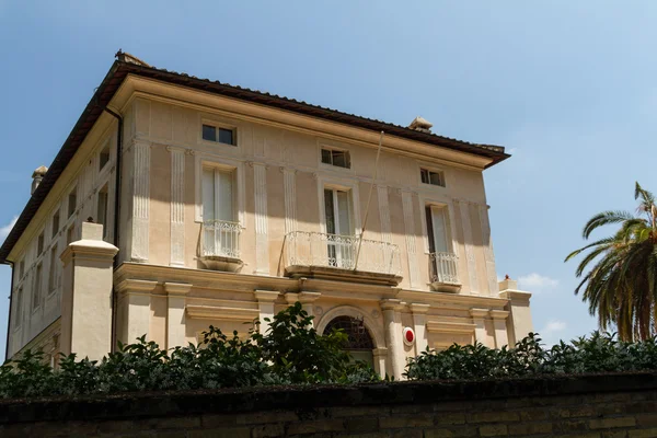 Roma, Itália. Detalhes arquitetônicos típicos da cidade velha — Fotografia de Stock