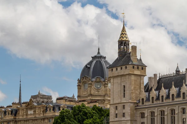 Tarihi bina Paris'te Fransa — Stok fotoğraf