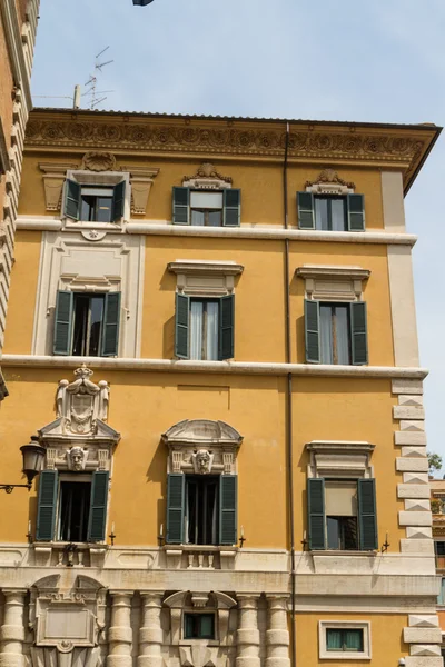 Roma, Itália. Detalhes arquitetônicos típicos da cidade velha — Fotografia de Stock