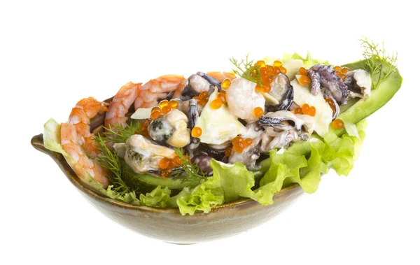 Салат из морепродуктов с красной икрой в авокадо — стоковое фото