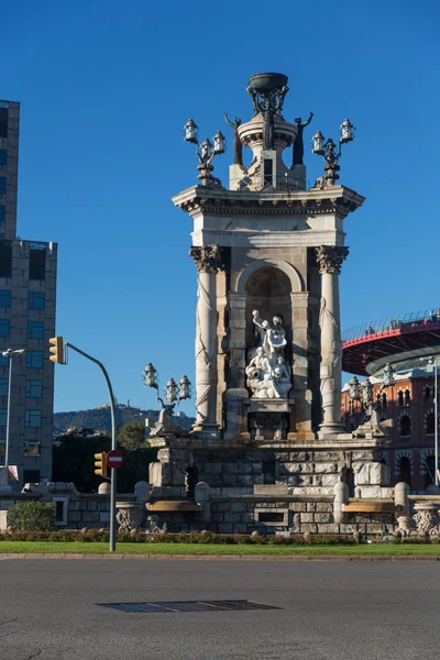 Фонтан Plaza de Espana с Национальным дворцом на заднем плане, Бар — стоковое фото