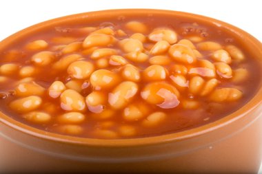 Kuru fasulye domates soslu bir tabakta arpacık ile marine edilmiş