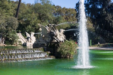 Barcelona ciudadela park lake çeşme altın quadriga ile bir