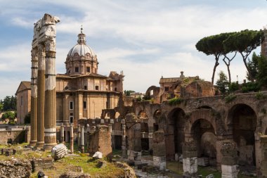 Bina kalıntıları ve antik sütunlar, Roma, İtalya