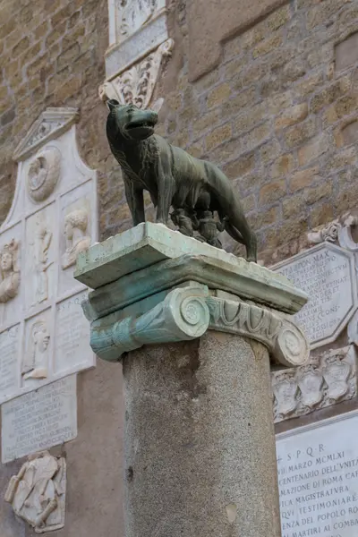 Edificio de ruinas y antiguas columnas en Roma, Italia — Foto de Stock