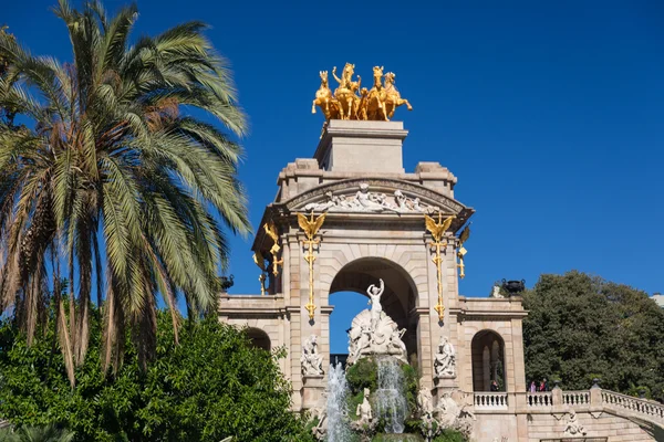 Barcelona ciudadela park jezioro fontanna z kwadrygi złoty z — Zdjęcie stockowe