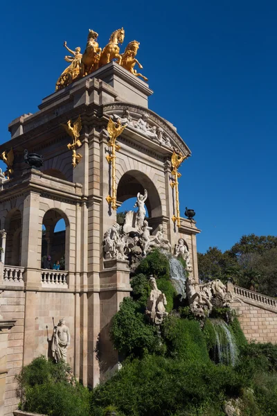 Barcelona ciudadela park jezioro fontanna z kwadrygi złoty z — Zdjęcie stockowe