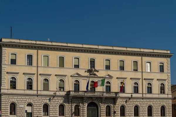 Roma, Itália. Detalhes arquitetônicos típicos da cidade velha — Fotografia de Stock