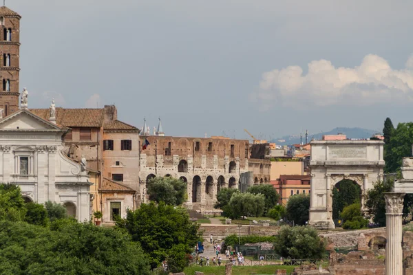 Edifício ruínas e colunas antigas em Roma, Itália — Fotografia de Stock