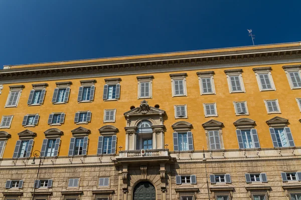 Roma, Itália. Detalhes arquitetônicos típicos da cidade velha — Fotografia de Stock