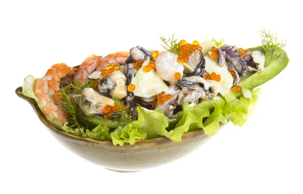 Seafood sallad med röd kaviar i avokado — Stockfoto