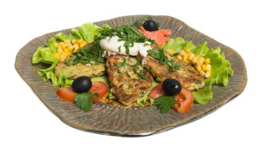 patates somon bir tabak kızarmış pirzola