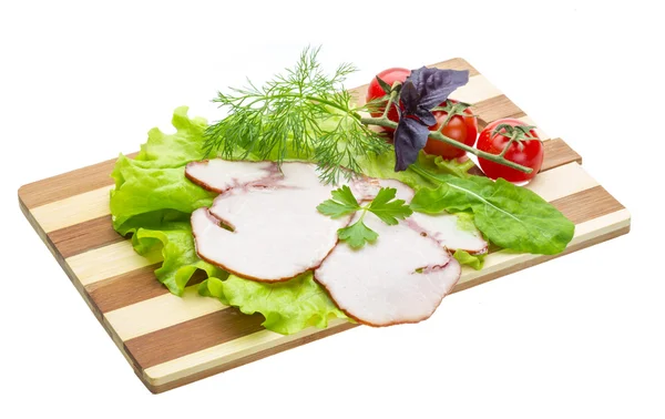 Würstchen mit Salat und Basilikum — Stockfoto