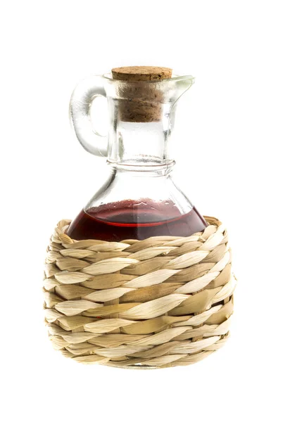 Piccolo decanter con aceto di vino rosso isolato sul bianco — Foto Stock