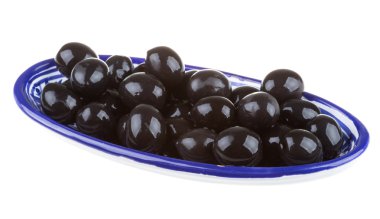 Siyah Zeytin zeytinyağı bir whit izole bir kase ile sulanır.