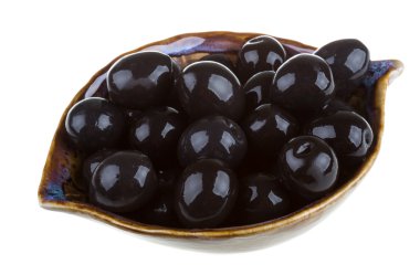 Siyah Zeytin zeytinyağı bir whit izole bir kase ile sulanır.