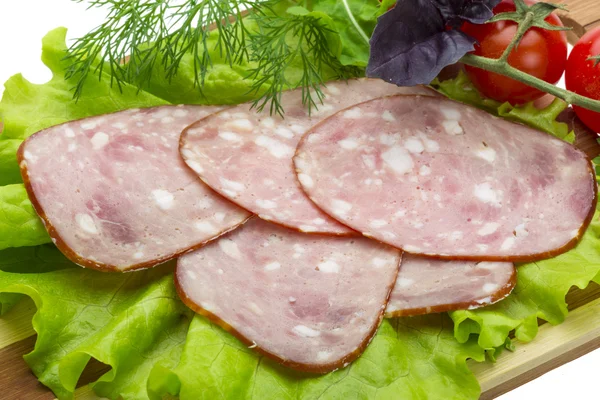 Salsicce con insalata e basilico — Foto Stock