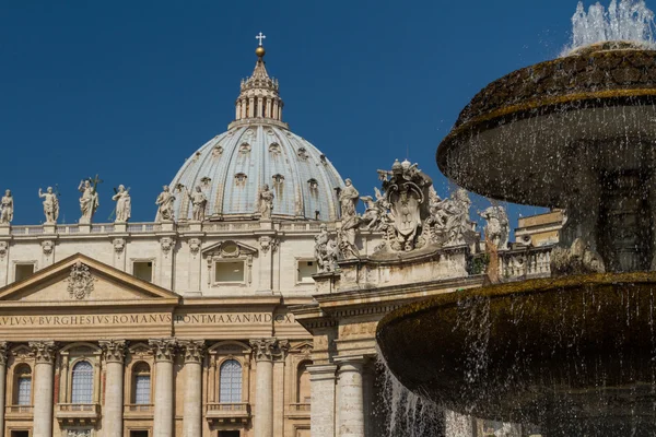 バシリカ ディ サン ピエトロ寺院、バチカン市国、ローマ、イタリア — ストック写真