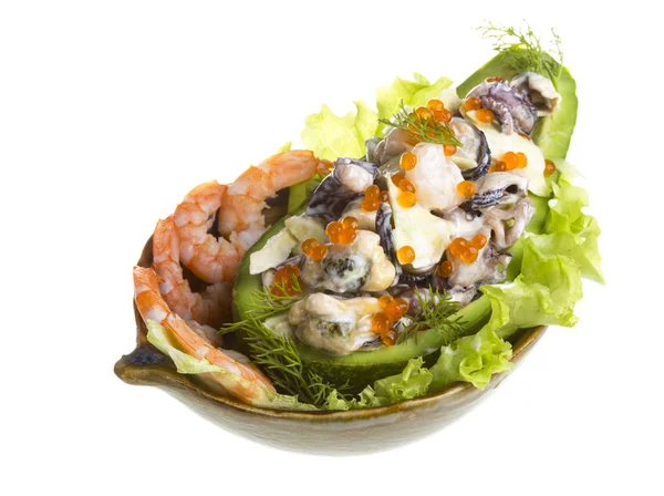 Fischsalat mit rotem Kaviar in Avocado — Stockfoto