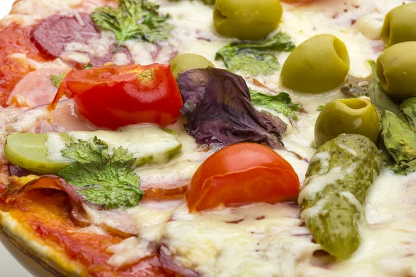 Pizza con salami — Foto de Stock