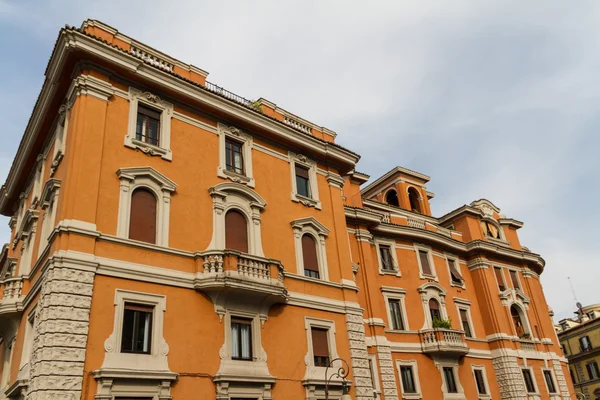 Roma, Itália. Detalhes arquitetônicos típicos da cidade velha — Fotografia de Stock