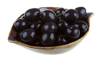 Siyah Zeytin zeytinyağı bir whit izole bir kase ile sulanır.