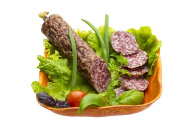 Olgun salam salata, fesleğen, soğan ve domates ile