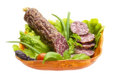 Olgun salam salata, fesleğen, soğan ve domates ile