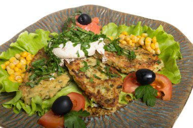 patates somon bir tabak kızarmış pirzola