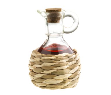 küçük sürahi ile üzerine beyaz izole kırmızı şarap sirkesi