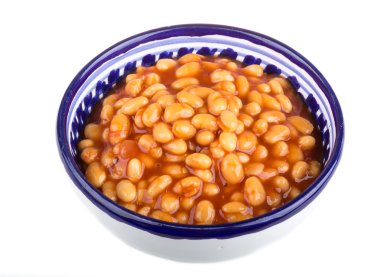 Kuru fasulye domates soslu bir tabakta arpacık ile marine edilmiş