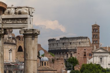 Bina kalıntıları ve antik sütunlar, Roma, İtalya