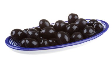 Siyah Zeytin zeytinyağı bir whit izole bir kase ile sulanır.