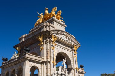 Barcelona ciudadela park lake çeşme altın quadriga ile bir